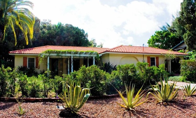 Longbeach Village Casa | Peacock Villa: Home on Longboat Key by RVA