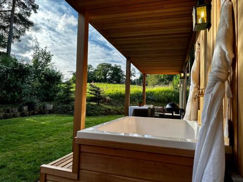 Alport Casa | Peak District Romantic Retreat Outdoor Japanese Whirlpool bath