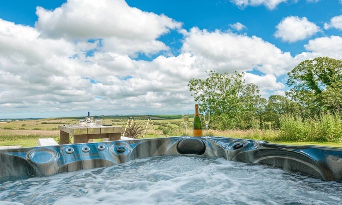 Llanerchymedd Cabaña | Peak Farmhouse - Luxury Cottages
