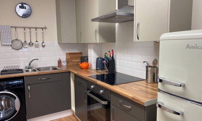 Giltbrook Casa | Peak House | Stylish 3 Bed 2 Bath Town House | Sleeps 5