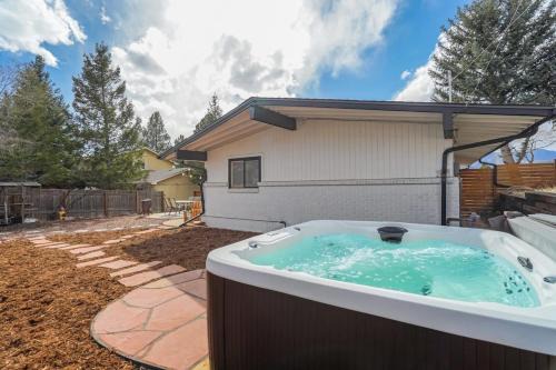 West Colorado Springs Casa | PeakView Family Lux - Man Cave Hot Tub BBQ Views