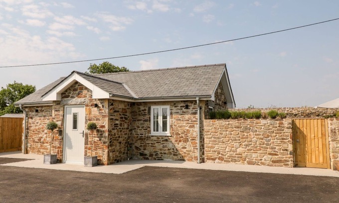 St Mellion Cabaña | PEAR TREE COTTAGE, pet friendly, with hot tub in St Dominick