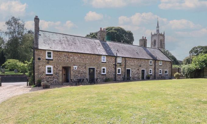 Swaffham Cabaña | PEAR TREE COTTAGE, pet friendly, with a garden in Swaffham