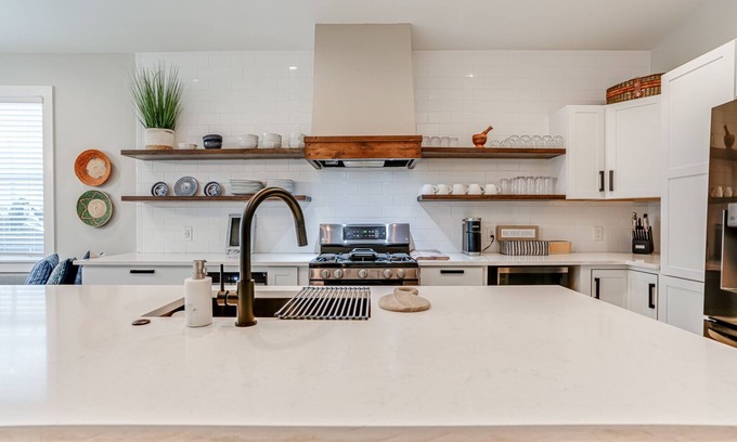 Tobin Hill Casa | Pearl Cottage and Townhouse Loft Combined. Sleeps 17 near River & Pearl District