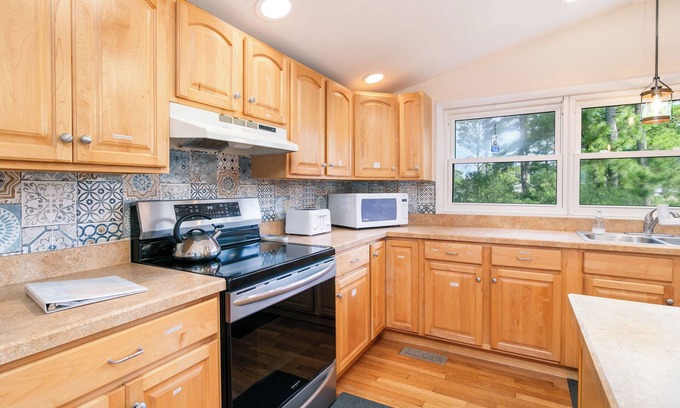 Deep Hole Casa | Pearl in the Pines-Oyster Bay-EV Charger-Kayaks-Bikes-Fire Pit-Pets OK