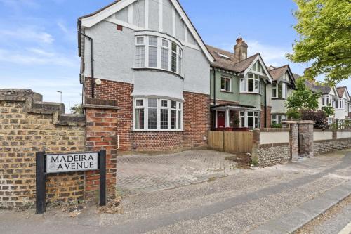 Worthing Casa | Pebble Corner with Free Parking By My Getaways