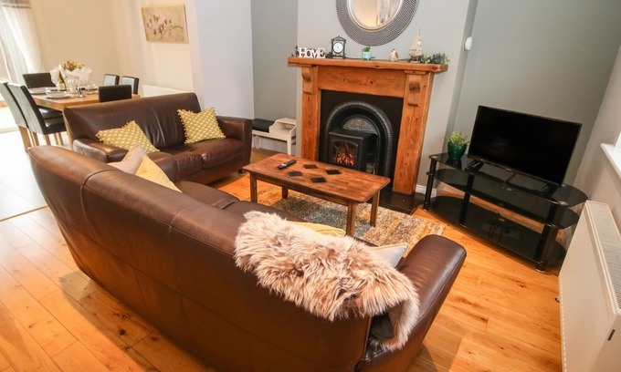Kenmare Casa | PEBBLE LODGE, pet friendly, with a garden in Kenmare, County Kerry