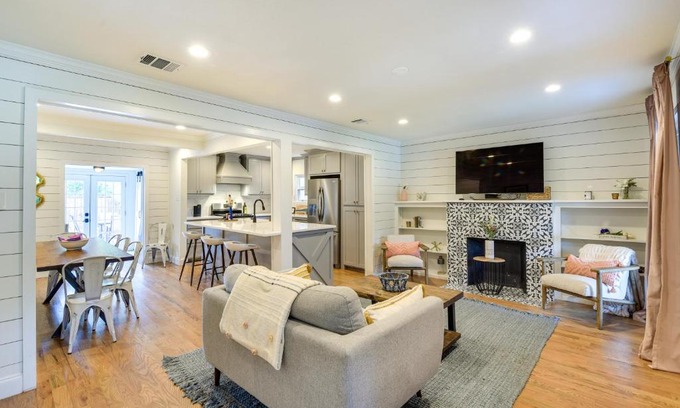 Frisco Original Donation Casa | Pecan Blue Frisco Home with Private Yard and Hot Tub