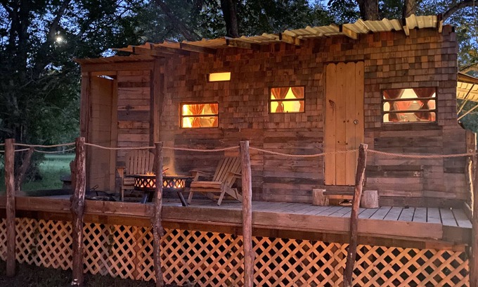 Huntsville Cabina | Pecan Grove Cabin on 15 acres near a creek