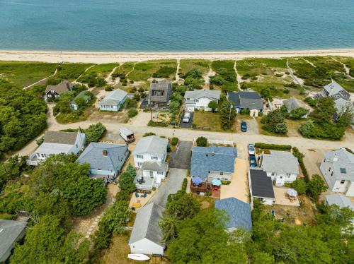Peconic Casa | Peconic Sound Beach Home: Backyard & Vineyards