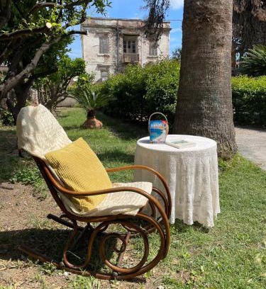Mytilene Apartamento | Peculiar Garden Apartment