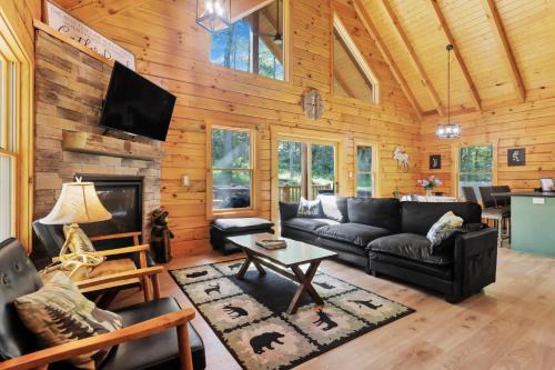 Logan Casa | Peek A Boo Cabins: Cozy Cabin