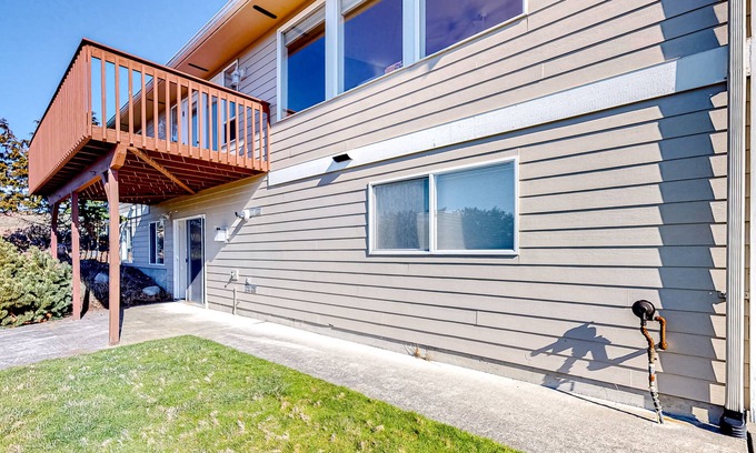 Oak Harbor Casa | Peek-a-boo ocean view home with in-law suite, fireplace, & outdoor space