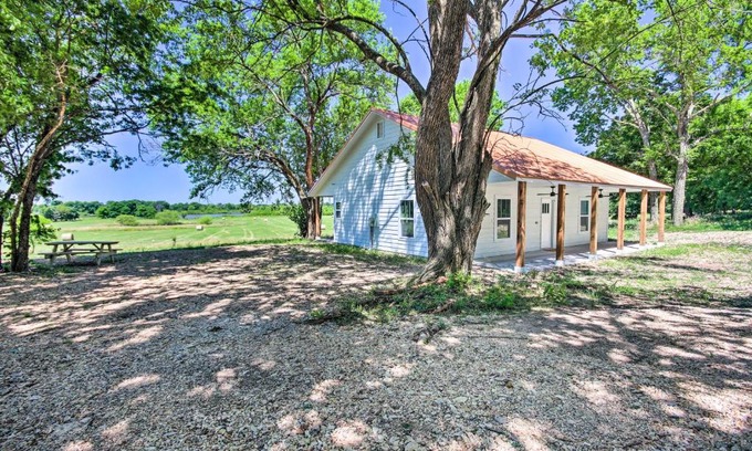 Grove Casa | Peekaboo Water Views Lake O the Cherokees Cabin