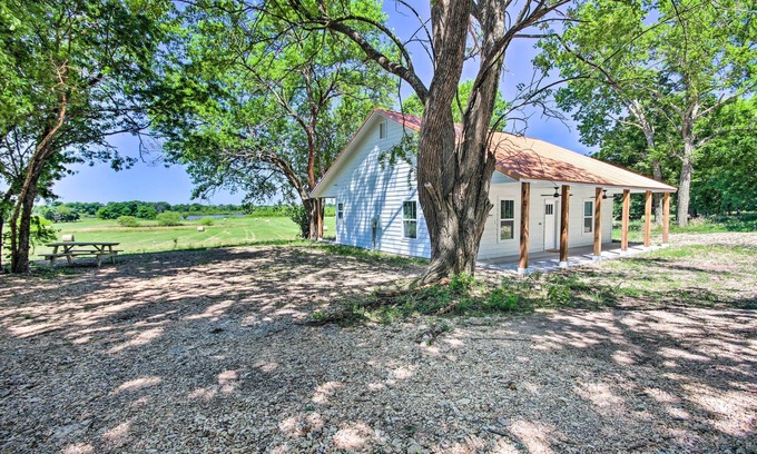 Grove Cabina | Peekaboo Water Views: Lake O' the Cherokees Cabin