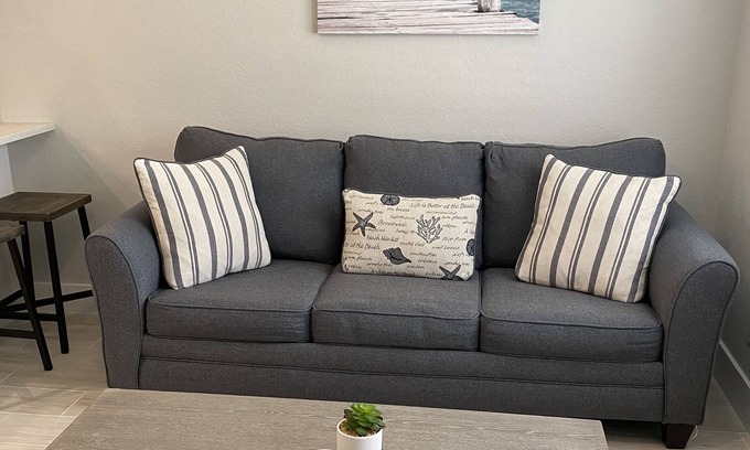 East Ocean Ave Casa | Pelican Place! (1.2 Miles to the beach)
