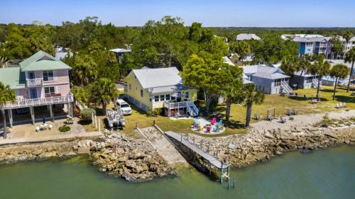 Cedar Key Casa | Pelican Place - Waterfront launch and fire pit