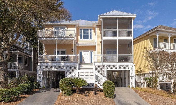 Pelican Bay Casa | Pelican Reach Wild Dunes one block to the beach with pool access with golf cart