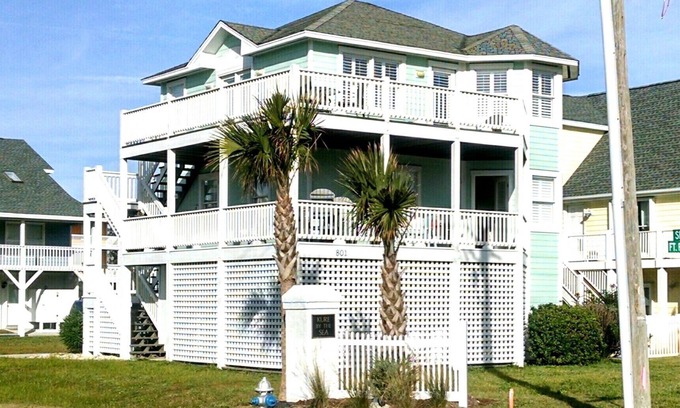 North Carolina Coast Casa | Pelican's Perch - ¡Vistas al mar! La playa está justo al otro lado de la calle!