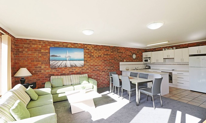 Merimbula Apartamento | Pelican Waters Unit 2, ground level accommodation