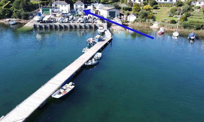 St. Mawes Cabaña | Pelyn - an apartment that sleeps 2 guests in 1 bedroom