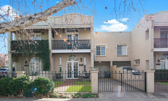 Wagga Wagga Casa | Pembroke - CBD, Elegant & Character Filled Stay