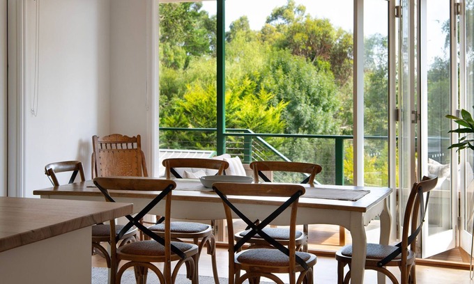 Daylesford Cabaña | Pembroke Cottage- modern comforts and scenic views