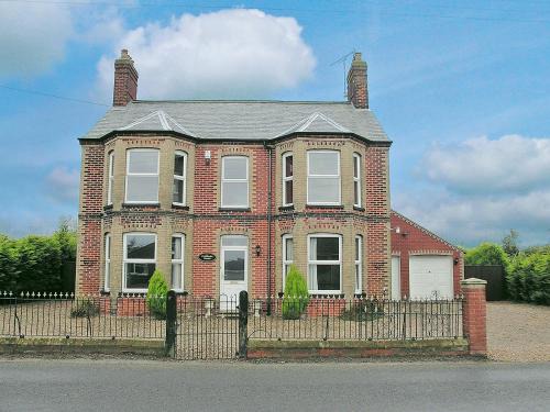 Irstead Casa | Pembroke House