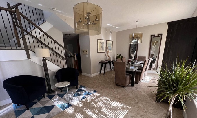 Pembroke Pines Casa | Pembroke Pines prime location for business & leisure travelers.