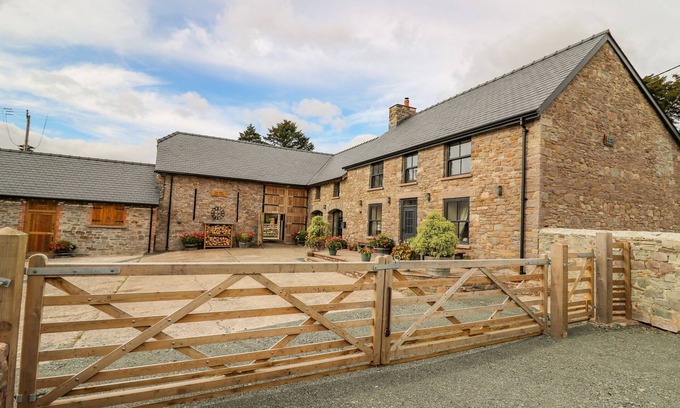 Brecon Cabaña | PEN BONT HOME FARM, pet friendly, with open fire in Builth Wells
