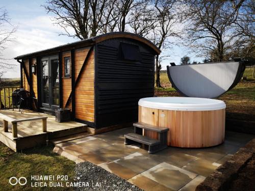 Tirabad Otro | pen-rhos luxury glamping "The Hare Hut"