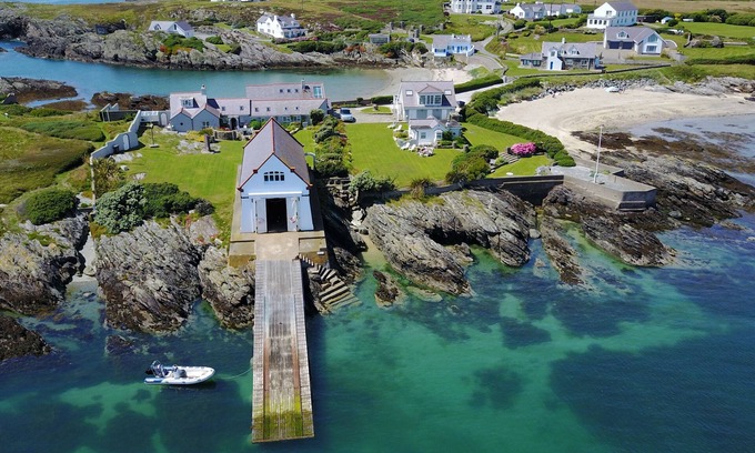 Rhoscolyn Cabaña | Pen y Graig - an on the beach that sleeps 10 guests in 5 bedrooms