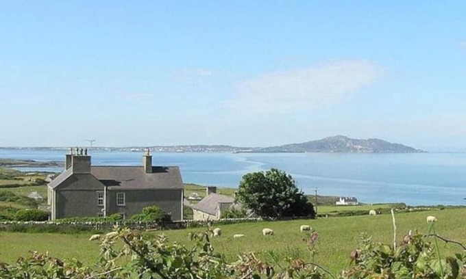 Cylch-Y-Garn Cabaña | Pen y Graig - Back Wing, Church Bay, sea views, 500m to beach.