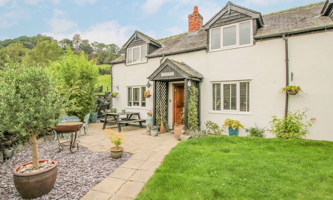 Berriew Cabaña | PEN Y GROES, pet friendly, character holiday cottage in Berriew