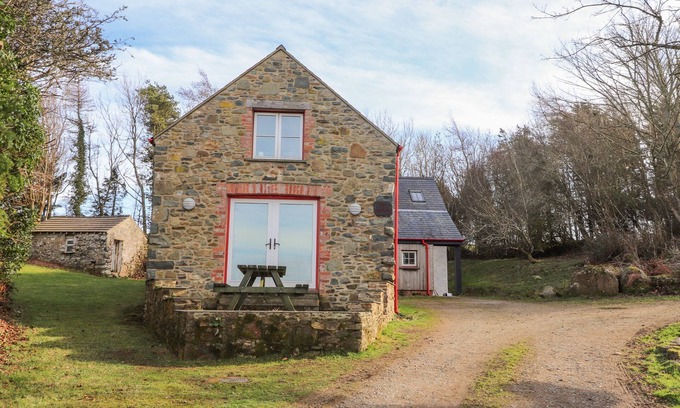 Dinas Cross Casa | PEN Y MYNYDD, pet friendly, with open fire in Newport, Pembrokeshire
