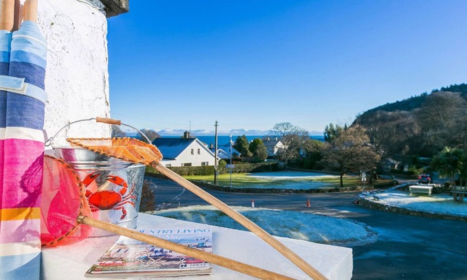 Llanbedrog Cabaña | Pencoed - a coastal that sleeps 5 guests in 3 bedrooms