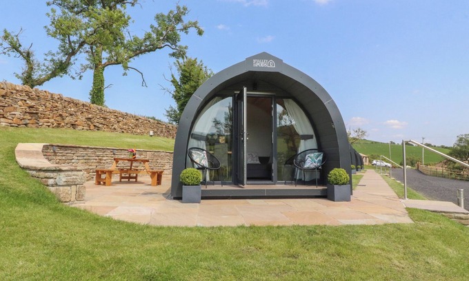 Fence Cabaña | PENDLE, romantic, with a garden in Clitheroe