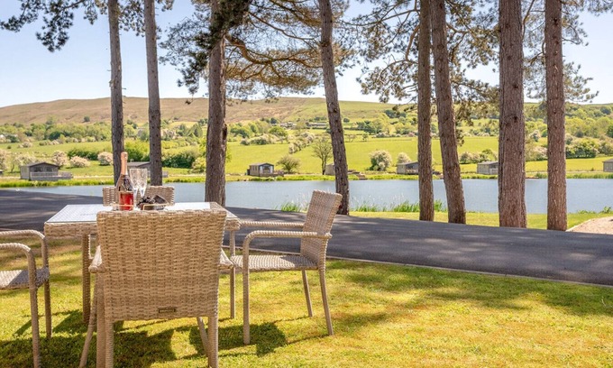 Fence Casa | Pendle View Gatehouse – Lakeside Stay in the Ribble Valley