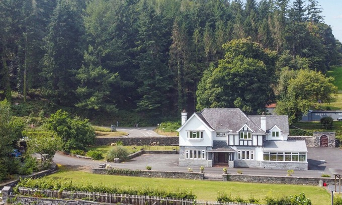 Llanrwst Cabaña | PENGWERN, pet friendly, with hot tub in Llanrwst