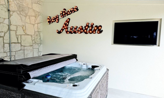 Austin Casa | PENION ON THE HILL - SPACIOUS YARD FOR KIDS /ADULTS!!! JACUZZI SPA for 7!!!