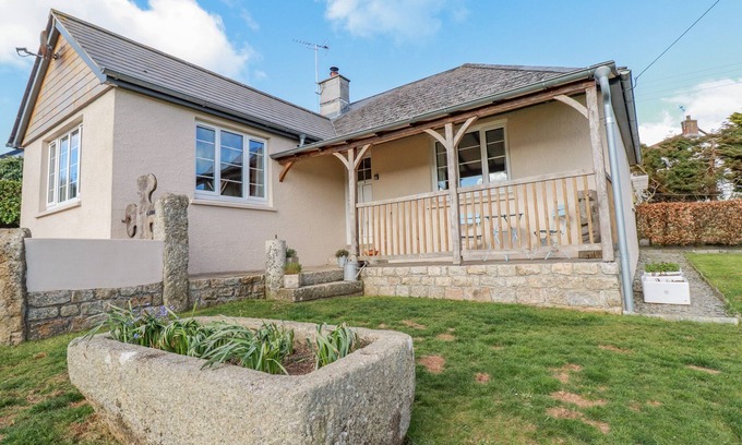 Saint Gennys Cabaña | PENLAUREL, family friendly, with hot tub in Crackington Haven
