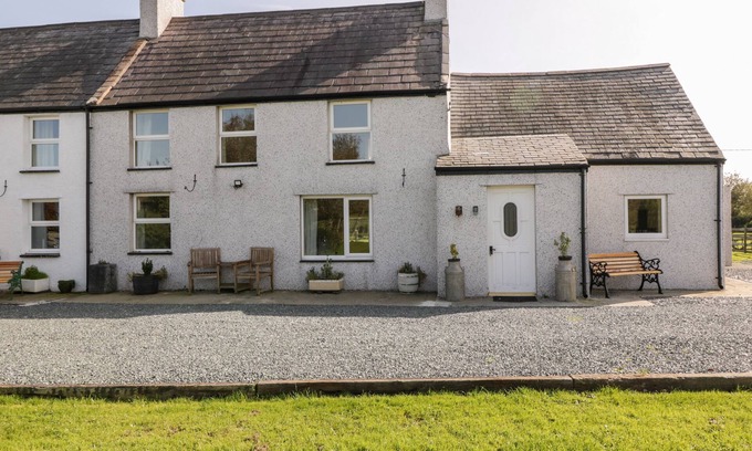Newborough Cabaña | PENLLYN, pet friendly, with open fire in Newborough