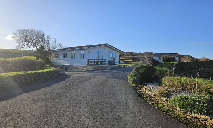 Widemouth Bay Cabaña | Penmor - a holiday home that sleeps 6 guests in 3 bedrooms