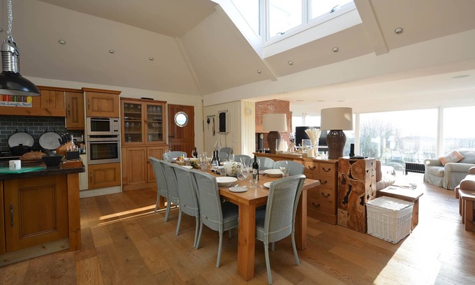 Abersoch Casa | Penmorfa - Sublime Abersoch retreat with roof terrace, 80m from beach, great for surfing