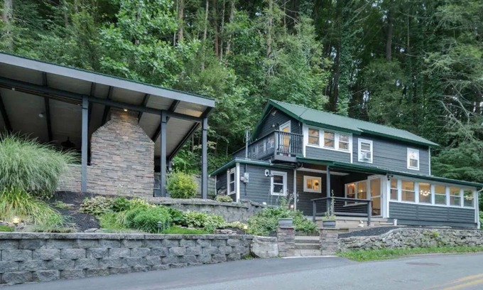 Bellefonte Cabaña | PENN STATE Country Creek Cottage w/ Hot Tub - ON Spring Creek and 7 miles to PSU