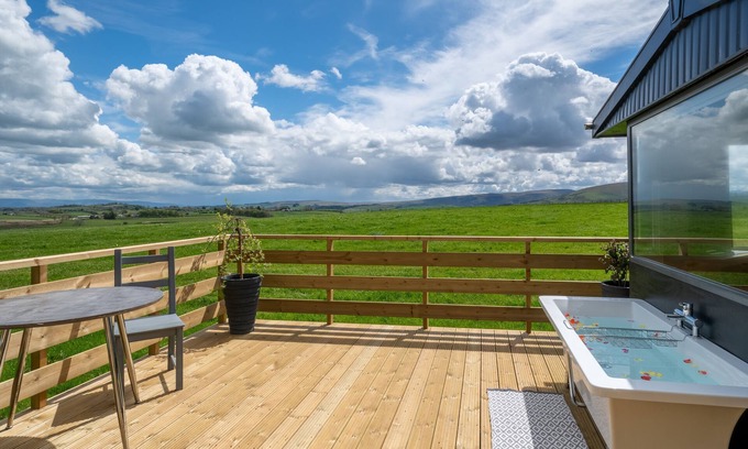 Penrith Cabina | Pennine View - Fantastic views with outdoor bathtub