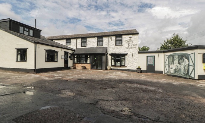 Aston Ingham Cabaña | PENNY FARTHING INN, pet friendly, with open fire in Ross-On-Wye
