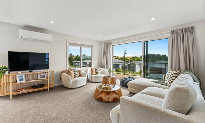 Nukuhau Casa | Penny Haven - Lake & Mt Tauhara views, family friendly