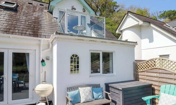 Little Petherick Cabaña | PENPOLL, pet friendly, with a garden in Padstow