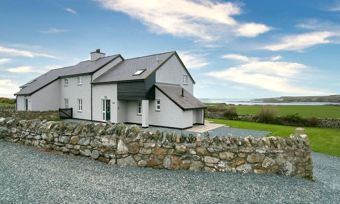 Ty Croes Cabaña | Penrhyn Isa Un - an on the beach that sleeps 6 guests in 3 bedrooms